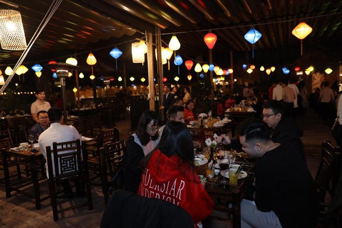 Thực khách không còn nghe tiếng còi xe của nội thành tấp nập, thay vào đó là những âm thanh của đồng quê thanh vắng, tiếng dế tiếng ếch kêu văng vẳng. Đó quả là một cảm giác dễ chịu, được chậm lại nghỉ ngơi và thư giãn sau những xô bồ nơi phố thị. 