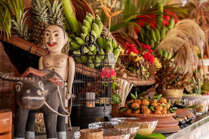 Những món ăn đặc sản của vùng Bắc Bộ được bày biện qua bốn gian nhà: Quầy Chợ, Quầy Quê, Quầy Gánh và Quầy Nướng. Sự phong phú của các món ăn, phong vị đậm đà, nóng hổi mang đến dung tưởng cho thực khách như được dạo quanh những phố hàng của Hà Nội.