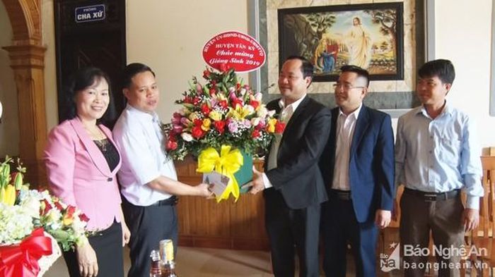 Lãnh đạo huyện Tân Kỳ chúc mừng các chức sắc, chức việc và bà con giáo dân đón mùa Giáng sinh an lành, ấm áp.