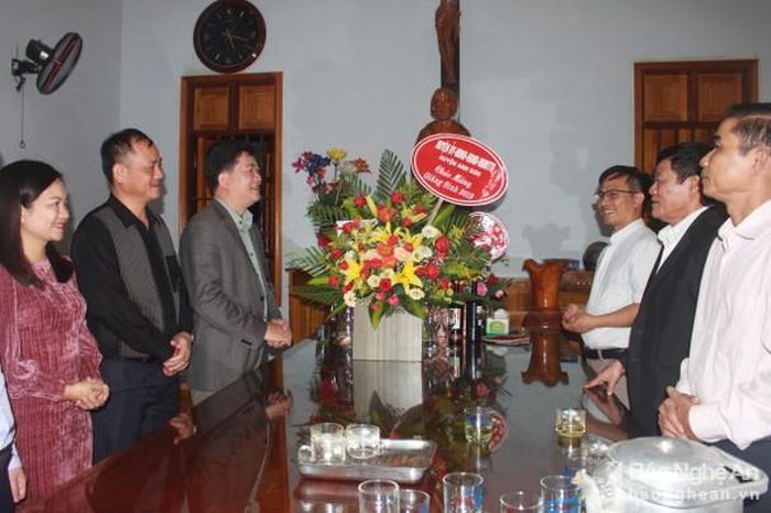 Đồng chí Nguyễn Hữu Sáng - Bí thư Huyện ủy, Chủ tịch UBND huyện đã đến chúc mừng giáo xứ Đồng Lam, xã Hùng Sơn nhân dịp lễ Giáng sinh năm 2019.