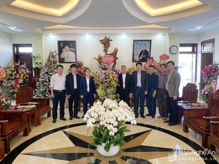 Lãnh đạo huyện Diễn Châu chúc mừng Tòa giám mục Giáo phận Vinh nhân dịp Noel 2029 và năm mới 2020.