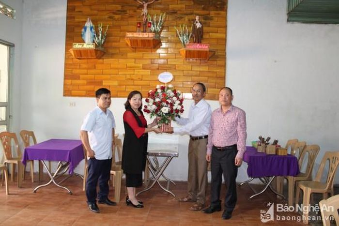 Đồng chí Lữ Thị Thủy - Ủy viên BTV, Trưởng Ban Dân vận Huyện ủy đã tặng hoa, quà chúc mừng bà con giáo dân trên địa bàn xã Châu Bình.