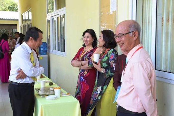 PGS.TS Phạm Tiết Khánh, Hiệu trưởng Trường ĐH Trà Vinh (bìa trái) trao đổi với các đại biểu