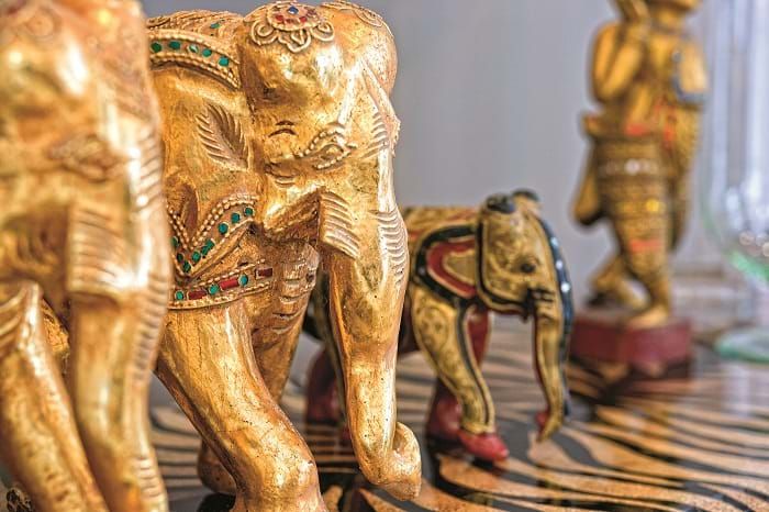 Rất nhiều đồ nội thất và vật dụng trang trí được chủ nhà mang về từ Bali, Indonesia.