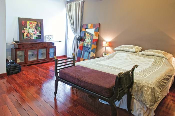 Phòng ngủ của Marlene mang hơi hướng châu Á cổ điển với những bức tranh Trung Hoa được mua từ Pháp cùng các đồ trang trí từ đảo Java, Indonesia.