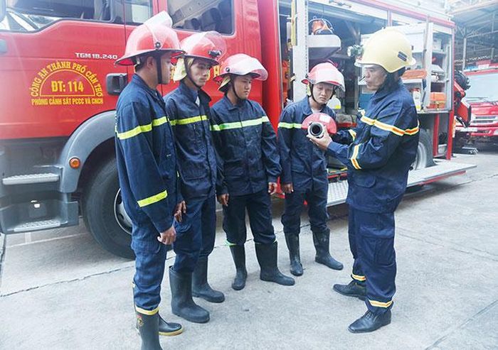 Thượng tá Dương Văn Vũ (bên phải), chia sẻ về sáng kiến, kinh nghiệm của mình với các chiến sỹ Cảnh sát PCCC trẻ.