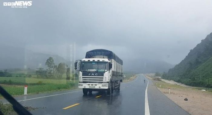 Ô tô chạy trên cao tốc đang thi công tiềm ẩn nguy cơ mất an toàn giao thông.