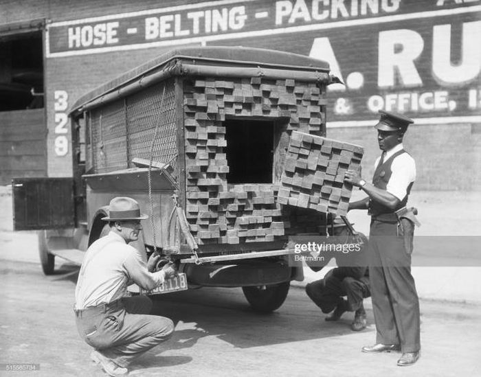 Chiếc xe tải dán gỗ giả ở phía sau thùng xe để buôn lậu rượu, Mỹ, năm 1926. (Ảnh: Getty Images)