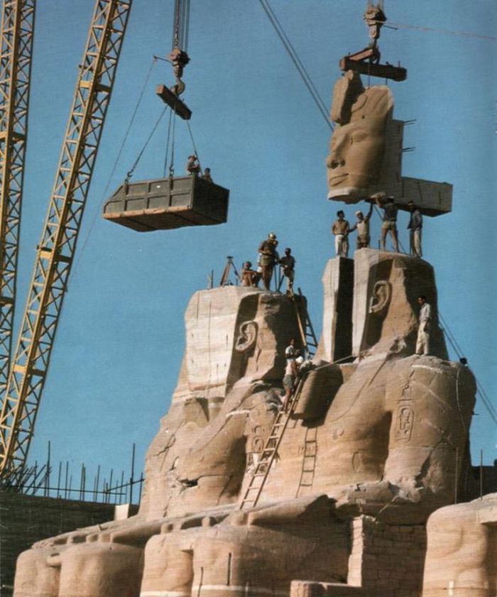 Để cứu ngôi đền cổ Ai Cập Abu Simbel khỏi lũ lụt, người ta đã cưa nó ra thành từng phần, di chuyển đến một nơi khác và lắp ráp lại, năm 1967. (Ảnh: Wikipedia)