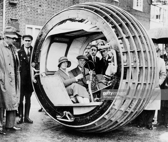 Cô gái tạo dáng trong chiếc xe một bánh có tên Dinasfera, năm 1932. (Ảnh: Getty Images)
