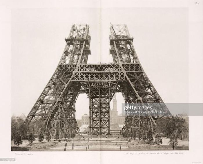 Việc xây dựng tháp Eiffel, năm 1888. (Ảnh: Getty Images)