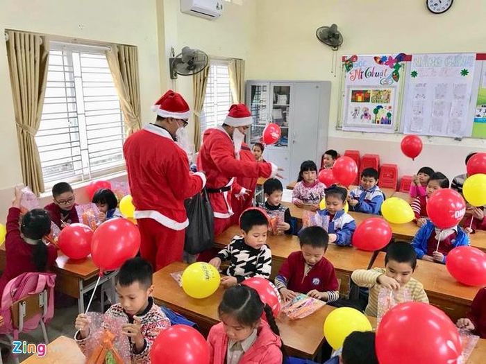 Một số đơn vị cung cấp dịch vụ tặng quà Giáng sinh kèm theo đàn, hát, kể chuyện cho các bé. Ảnh: Thanh Thương.