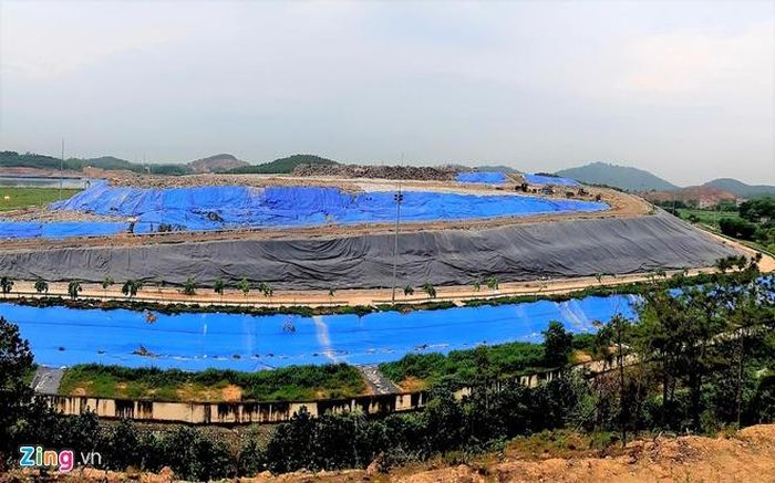 Bãi rác Nam Sơn làm cuộc sống người dân xung quanh bị ảnh hưởng suốt hàng chục năm. Ảnh: Ngọc Tân.