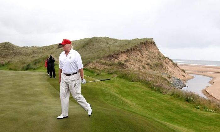 Ông Trump tại sân golf ở Aberdeen, Scotland, năm 2012. Ảnh: PA.