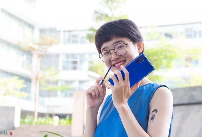 Nếu muốn diện một cây xanh mà trông vẫn thời trang, bạn có thể tùy chọn nhiều sắc độ xanh khác nhau và chọn điểm nhấn cho tổng thể là màu xanh bắt mắt nhất. Với người bạn diễn mang tên “Galaxy Note10 Aura Blue”, không khó để bạn sở hữu những bức ảnh bắt mắt và ấn tượng.