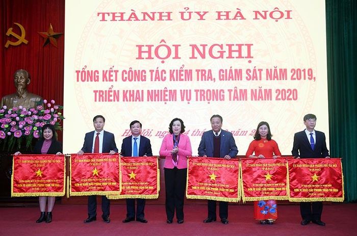 Phó Bí thư Thường trực Thành ủy Ngô Thị Thanh Hằng trao Cờ đơn vị xuất sắc phong trào thi đua năm 2019 cho các tập thể.