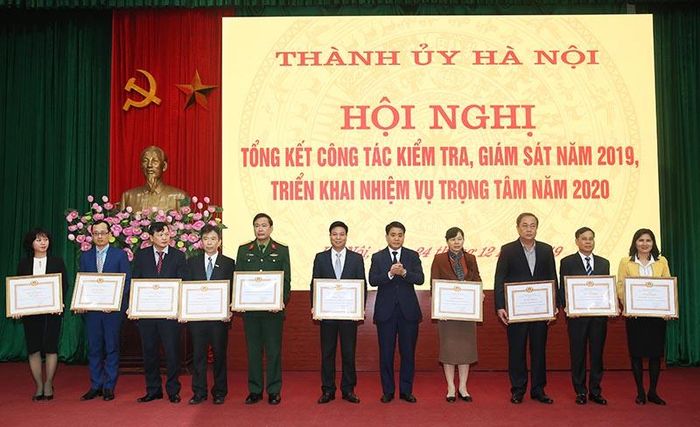Chủ tịch UBND TP Nguyễn Đức Chung trao Bằng khen của Ban Thường vụ Thành ủy cho các tập thể.