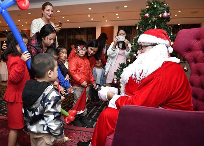 Các em nhỏ háo hức khi nhận được quà từ ông già ông già Noel.