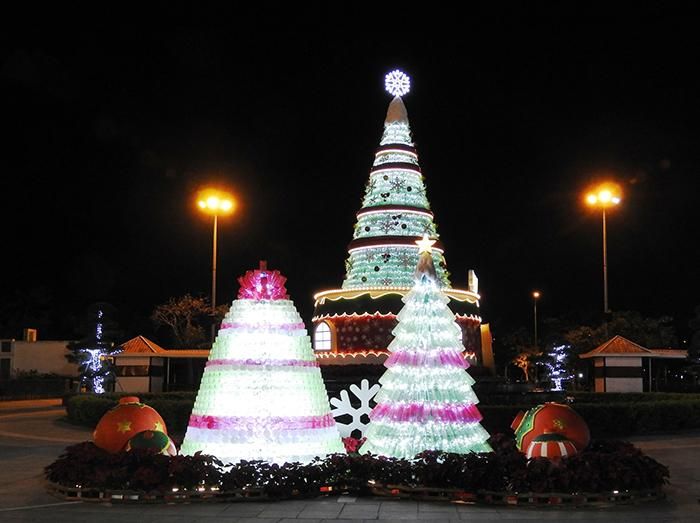 Cây thông Noel làm từ 5.000 vỏ chai nhựa phế thải được trang trí lộng lẫy tại công viên Châu Á, Đà Nẵng (Ảnh: Thanh Tùng).