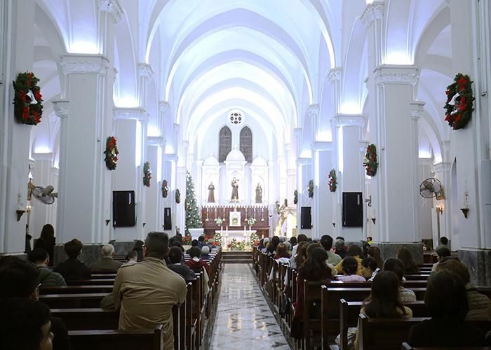 Nhiều giáo dân làm lễ bên ở phía bên trong nhà thờ.