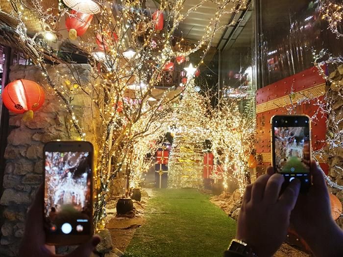 Không khí Noel ở Thừa Thiên Huế không chỉ ở trong nhà thờ mà các quán cà-phê, nhà hàng, khách sạn… tràn ngập ánh điện lung linh, rực rỡ sắc màu (Ảnh: Công Hậu).