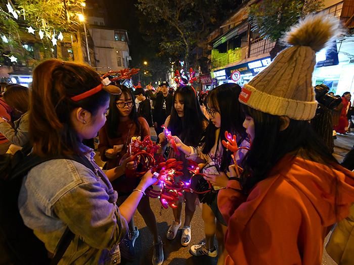 Các món đồ hóa trang dễ thương thu hút sự quan tâm của các bạn trẻ.