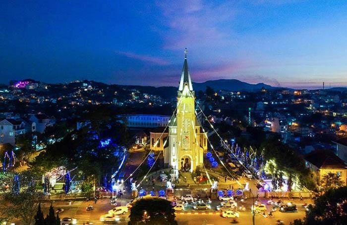 Phố núi Đà Lạt trong đêm Giáng sinh (Ảnh: Văn Bảo).