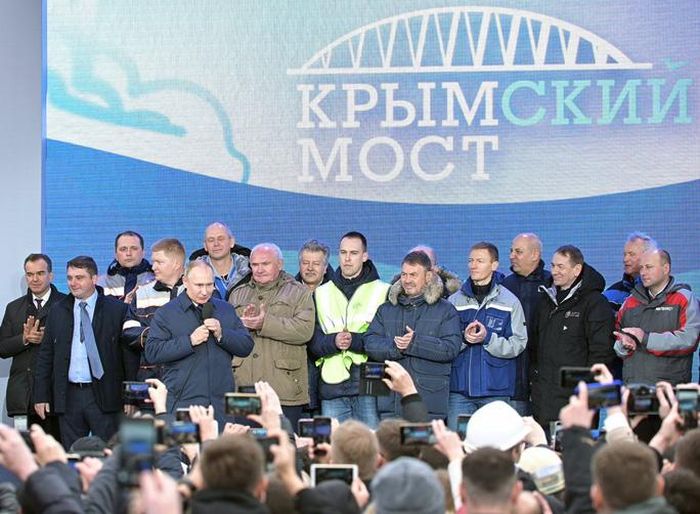 Ông Putin phát biểu trước các công nhân xây dựng dự án cầu vượt biển. Ản: Twitter