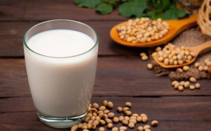 Sữa đậu nành: Những người mắc bệnh gút cũng không nên dùng sữa đậu nành. Gút là bệnh do rối loạn chuyển hóa purine gây ra trong khi hàm lượng purine có trong sữa đậu nành tương đối cao.