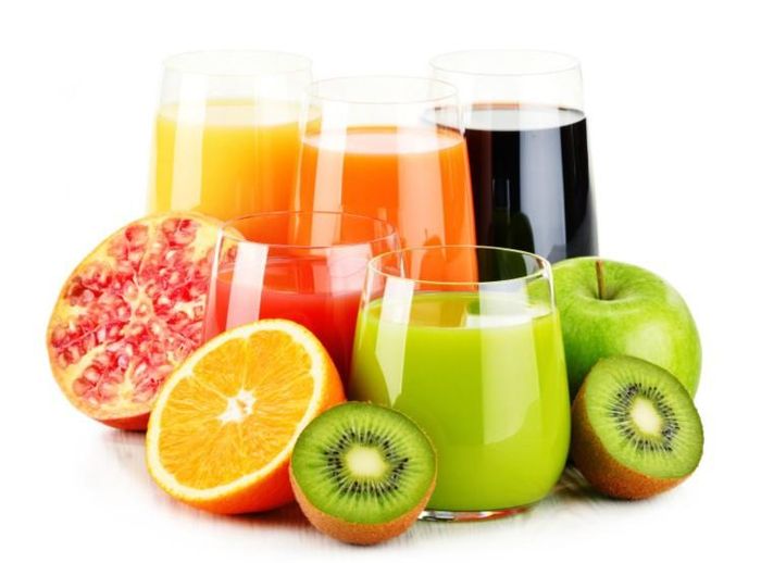 Các loại nước ép hoa quả có hương vị thơm ngon, dễ uống và còn giúp làm đẹp cho các chị em phụ nữ. Tuy nhiên, đối với những người mắc bệnh gout thì nó hoàn toàn không có lợi. Các chuyên gia từ ĐH Boston, Mỹ đã thực hiện một cược khảo sát trên 80.000 phụ nữ trong vòng 22 năm liên tục. Kết quả cho thấy nếu một phụ nữ uống 1 cốc nước cam mỗi ngày thì nguy cơ mắc bệnh gout sẽ tăng lên 41%.