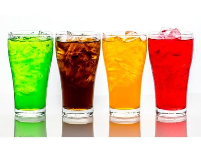 Đồ uống có đường: Như đã nói ở trên, đường cực kỳ có hại cho cơ thể bạn khi bị bệnh gút. Hàm lượng đường trong những đồ uống này được cơ thể bạn phân hủy khi tiêu thụ và được sử dụng để giải phóng purin - nguyên nhân chính gây ra các cơn gút. Một nghiên cứu đã chứng minh rằng nước ngọt có đường có liên quan đến việc tăng nguy cơ mắc bệnh gút ở nam giới.