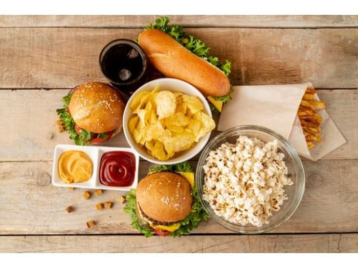 Thực phẩm chế biến như đồ ăn nhẹ, bữa ăn đông lạnh nên tránh khi bị bệnh gút. Các nghiên cứu chỉ ra rằng thực phẩm chế biến là một trong những loại thực phẩm có hại nhất cho người bệnh gút. Những thực phẩm này có thể làm tăng nồng độ axit uric trong cơ thể bạn.