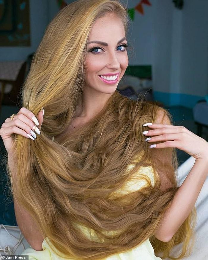 Alena Kravchenko được ví như nàng Rapunzel (công chúa tóc mây) đời thực.