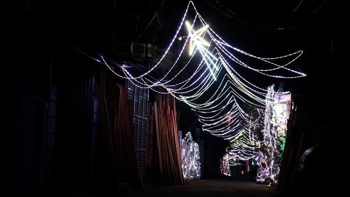 Hệ thống đèn led được trang trí dọc xóm.