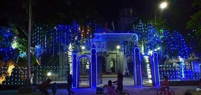 Trang trí đèn led từ bên ngoài cổng nhà thờ.