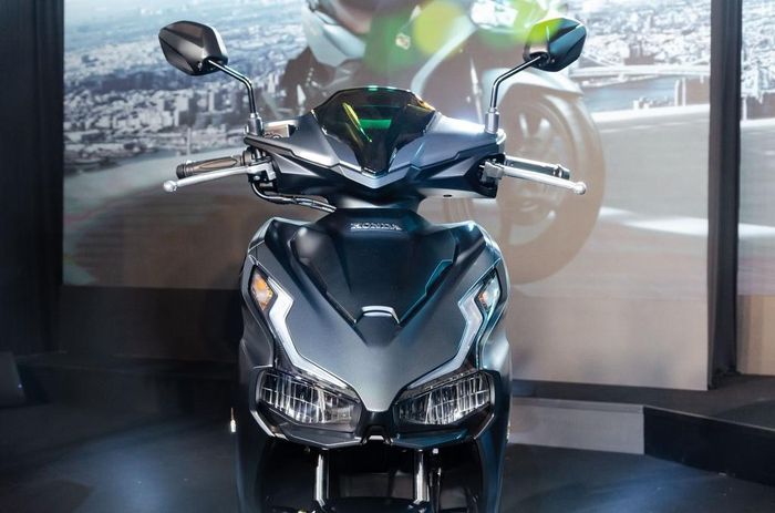 Phần đầu xe Honda Air Blade 2020 khá lạ mắt. 