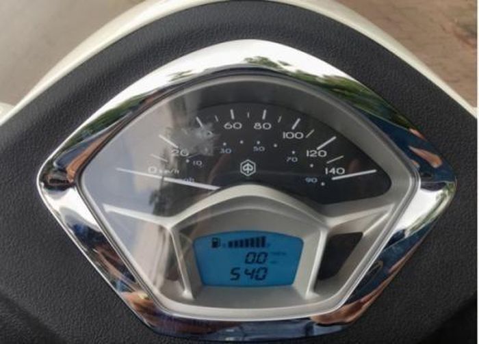 Đồng hồ analog trên Piaggio Liberty dạng bán nguyệt. 