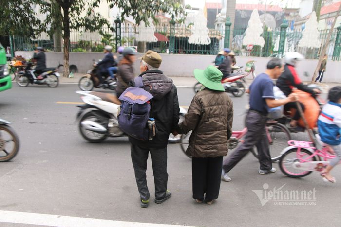 Ông bà luôn nắm tay nhau thật chặt trên các cung đường - Ảnh: Nguyễn Liên