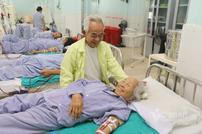 Ông rất khéo léo trong việc chăm sóc, động viên bà - Ảnh: Nguyễn Liên