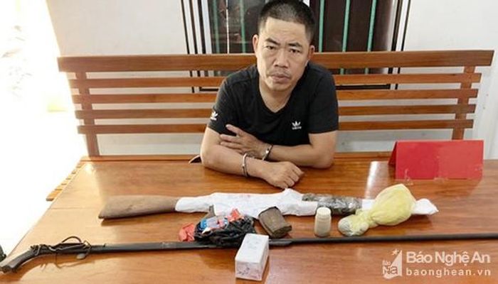 Đối tượng Lưu Văn Thắng cùng tang vật bị Công an Thanh Chương bắt giữ. Ảnh: Q.T