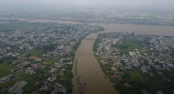 Dòng chính sông Đồng Nai ở hạ lưu, đoạn từ chỗ sông Sài Gòn hợp lưu đến chỗ phân lưu thành Soài Rạp và Lòng Tàu, thường gọi là sông Nhà Bè. Sách xưa gọi sông này là "Phước Bình".