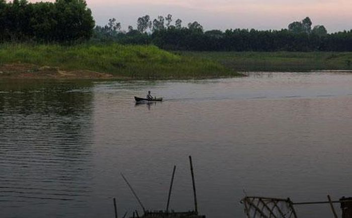 Dòng chính sông Đồng Nai ở thượng nguồn còn gọi là sông Đa Dâng. Sông xuất phát từ cao nguyên Lâm Viên, uốn khúc theo chảy theo hướng Đông Bắc - Tây Nam vượt khỏi miền núi ra đến bình nguyên ở Tà Lài (huyện Tân Phú, tỉnh Đồng Nai). Sông là ranh giới tự nhiên giữa Đăk R'Lấp (Đắk Nông) và Bảo Lâm - Cát Tiên (Lâm Đồng), giữa Cát Tiên và Bù Đăng (Bình Phước) - Tân Phú, giữa Tân Phú và Đạ Tẻh.