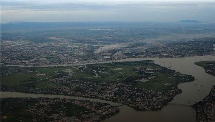 Sông Đồng Nai dài 586 km (364 dặm), lưu vực rộng 38.600 km2. Các phụ lưu chính sông Đồng Nai gồm sông Đa Nhim, sông Bé, sông La Ngà, sông Sài Gòn, sông Đa Hoai và sông Vàm Cỏ.