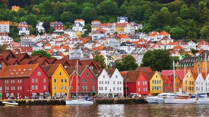 Những ngôi nhà màu sắc tươi tắn ở cảng Bryggen.