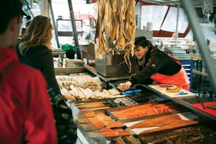 Chợ cá Fisketorget với nhiều loại hải sản nước lạnh.