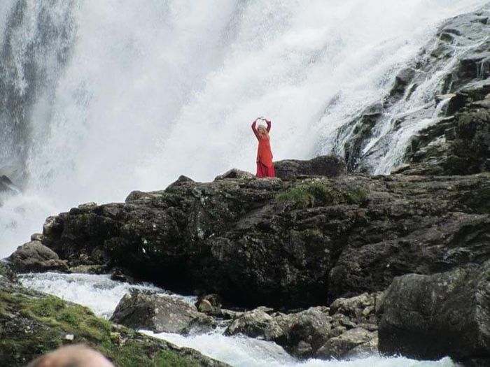 Nàng Huldra áo đỏ múa hát ở thác Kjosfossen.