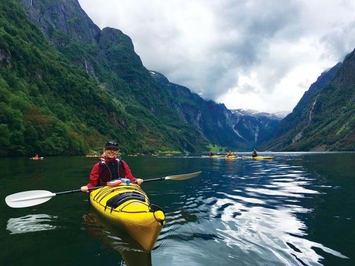 Du khách chèo kayak khám phá Naeroyfjord.