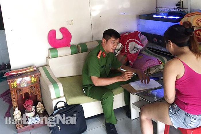 Công an phường Tam Phước làm việc với Ng.Th.U. lúc mới bị bắt
