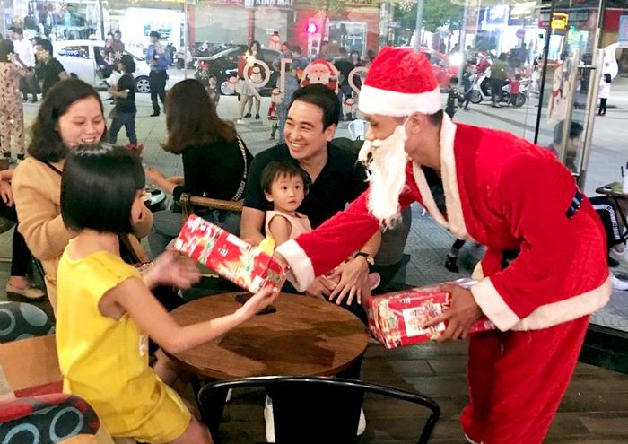 Nhiều gia đình đặt dịch vụ chuyển phát quà cho trẻ em.