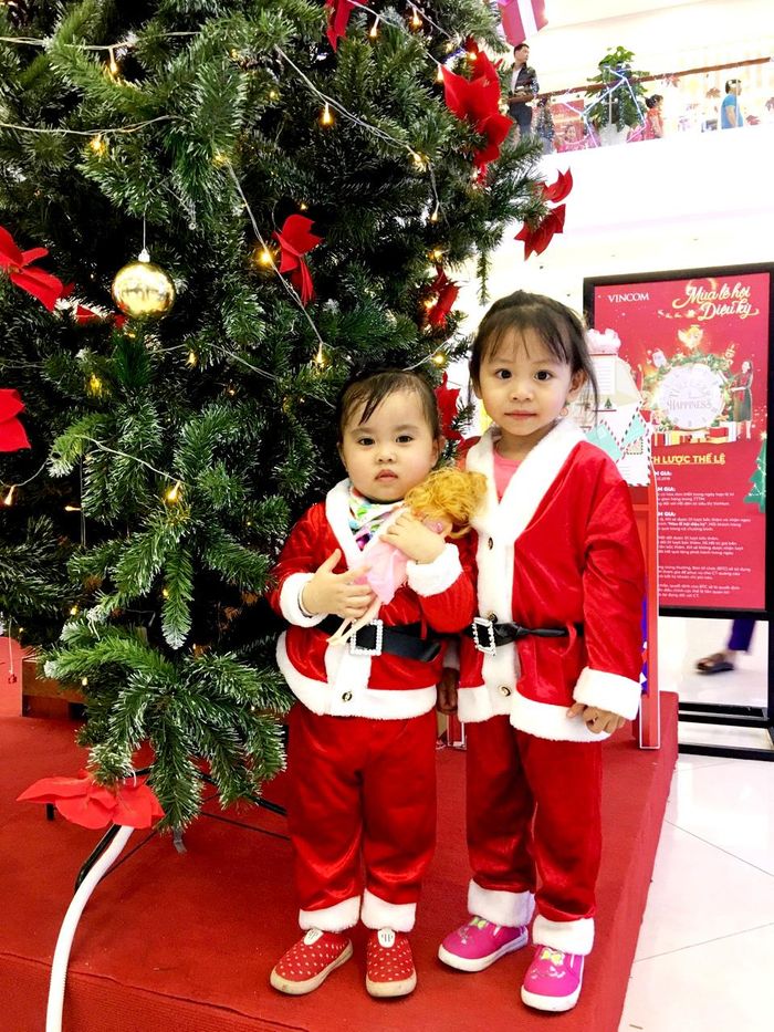 Các em nhỏ với trang phục Giáng sinh đi chơi Noel.